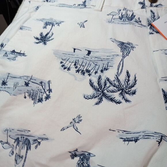 Old Navy Men's White Island Scenic Shorts 38 Ultimate Slim Built-in Flex NWT - Picture 15 of 15